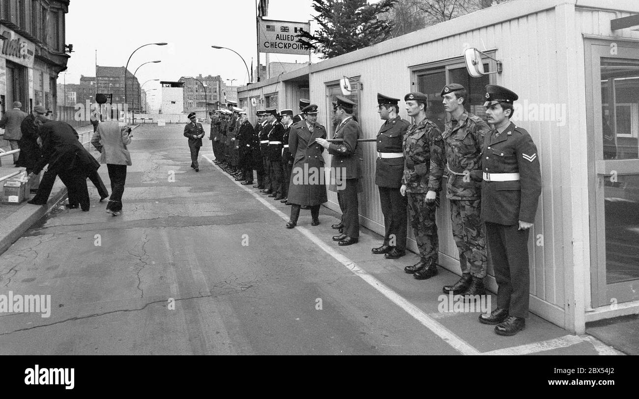 Distretti di Berlino / Alleati / occupazione / 1976 Kreuzberg, Natale 1976, Sindaco Rudi Pietschker, SPD, porta regali di Natale a Checkpoint Charly gli ufficiali degli Alleati occidentali: Francia, Inghilterra, USA, hanno assunto i loro posti su Friedrichstrasse // potenza di occupazione / Storia / [traduzione automatizzata] Foto Stock