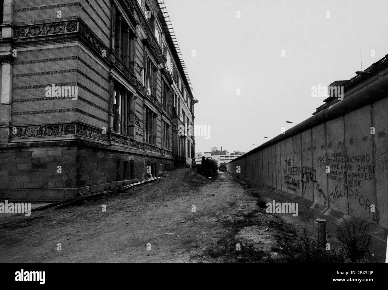 Quartieri di Berlino / 1981 Kreuzberg: Parete della Repubblica Democratica del Regno Unito a Niederkirchnerstrasse. Sulla destra l'edificio Gropius, poi ancora una rovina // Museo / Muro / [traduzione automatizzata] Foto Stock
