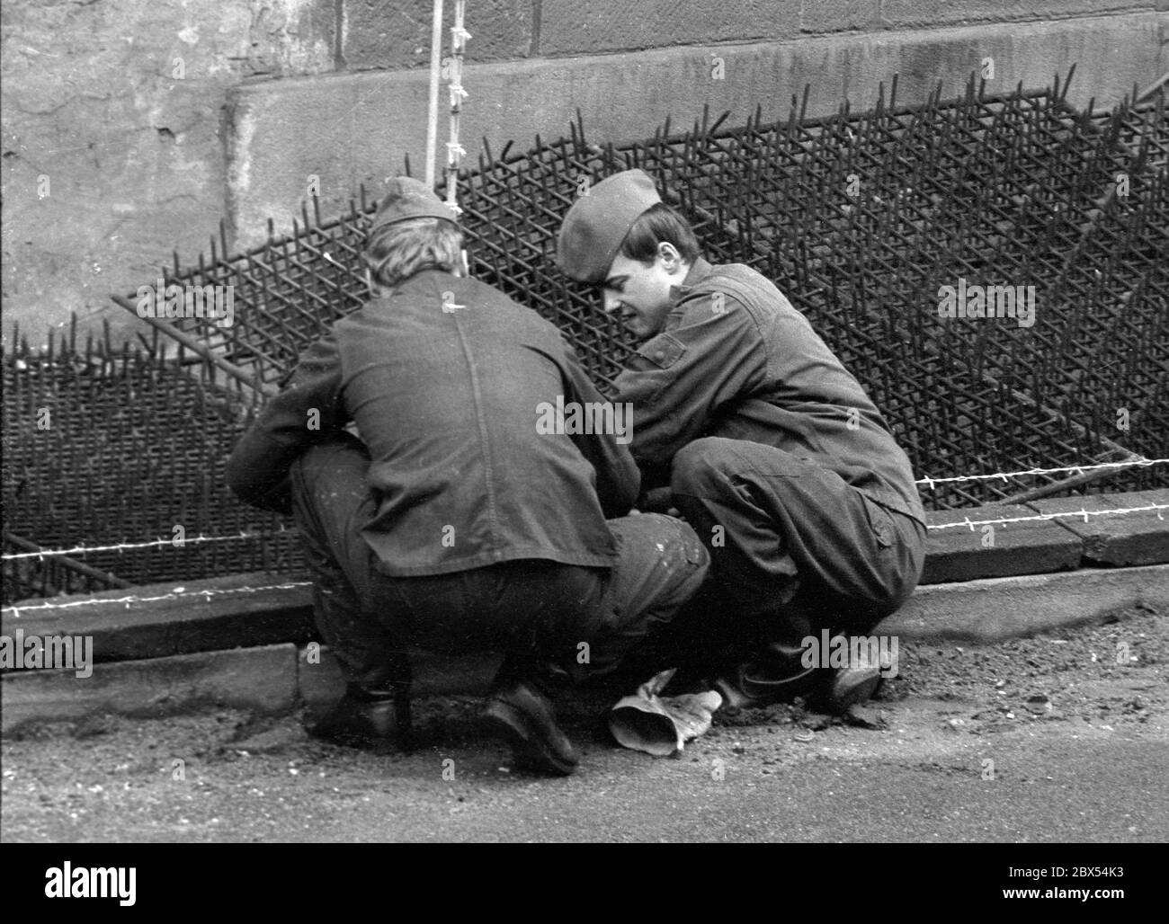 Berlino / Neukoelln / parete della DDR / 10 / 1980 parete della DDR su Bouchestrasse tra Neukoelln e Treptow. Il confine sale fino alle case a Berlino Est. Per questo motivo, le guardie di frontiera della RDT hanno posto dei tappetini con le zerbini sotto le finestre per impedire agli abitanti di fuggire in Occidente. // Installazione frontaliera/ Stasi [traduzione automatizzata] Foto Stock
