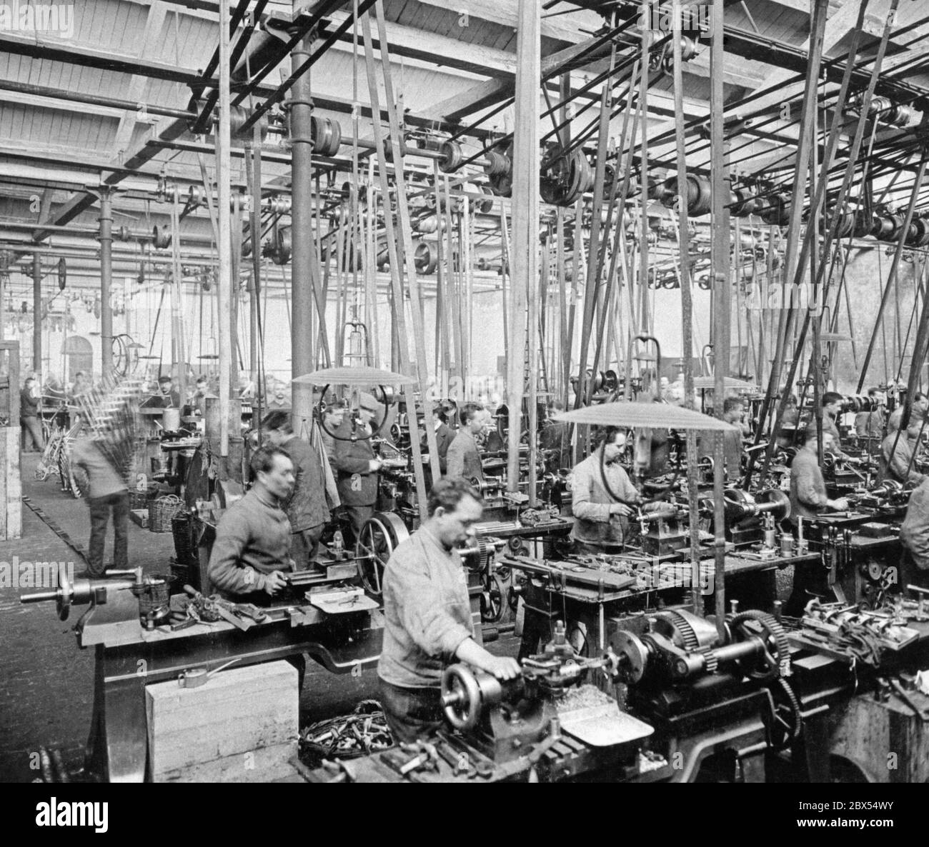 Lavoratore nel negozio di tornitura di una fabbrica di biciclette. Foto Stock