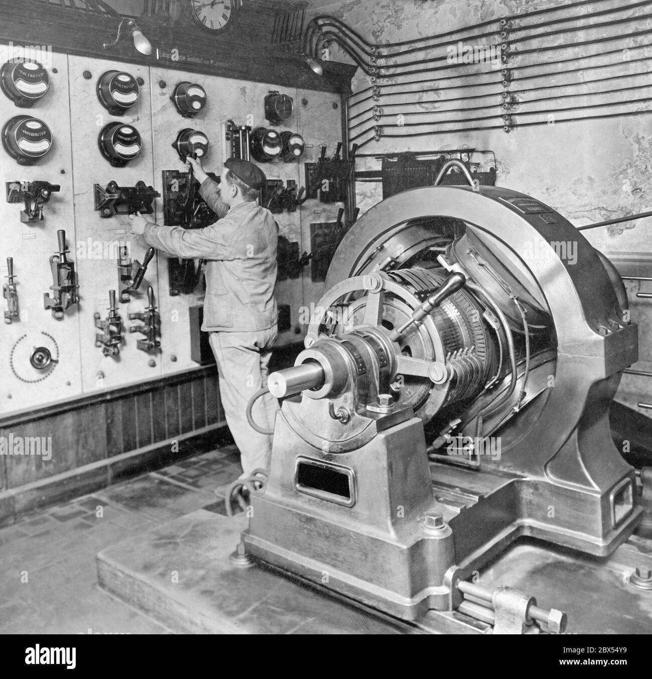 Un lavoratore qualificato presso il centralino del nuovo macchinario della casa editrice Scher di Berlino. Foto Stock