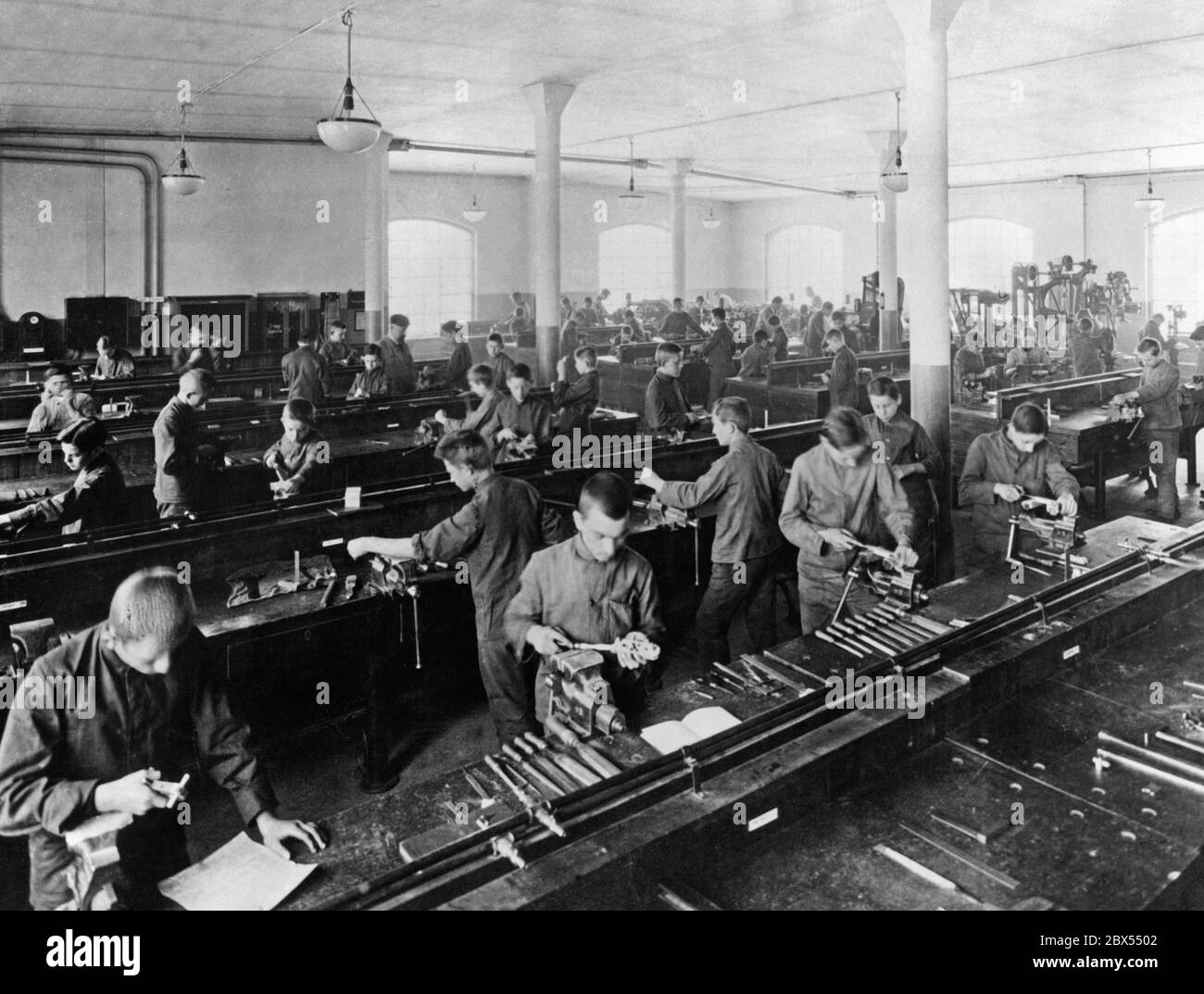 Laboratorio della scuola di apprendista di AEG-Maschinenfabrik Berlino a Brunnenstrasse. AEG aveva assunto i suoi primi apprendisti nel 1896. Foto Stock