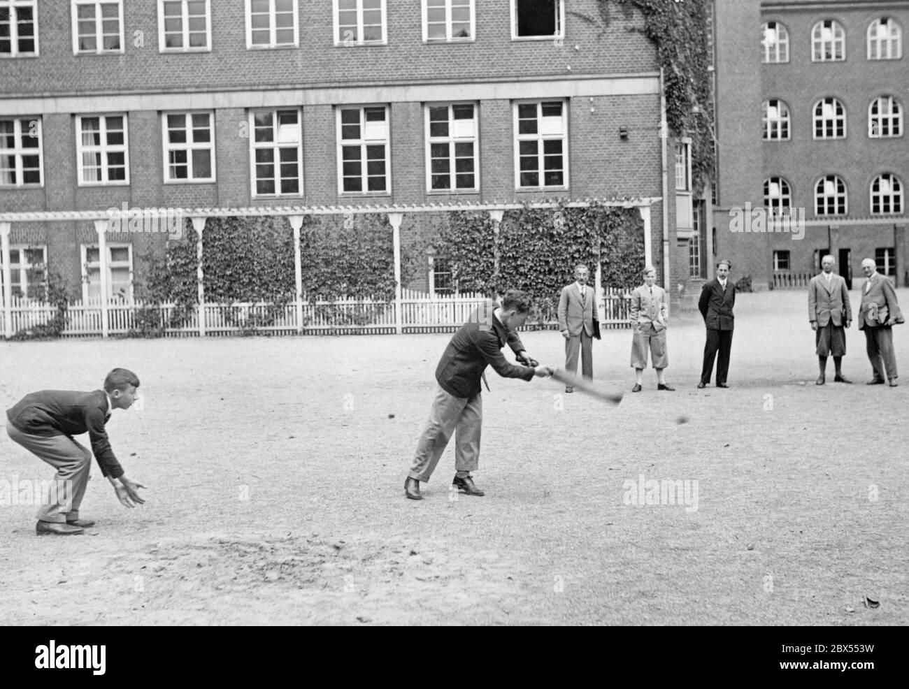 Gli studenti di lingua inglese mostrano ai loro studenti tedeschi di scambio dell'Oberrealschule Zehlendorf come giocare a criquet. Foto Stock
