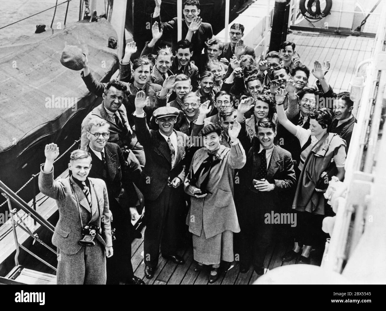 Gli studenti tedeschi si scambiano con la fotocamera al loro arrivo a New York. Un gruppo di studenti tedeschi di scambio è arrivato a New York sul vaporetto 'Deutschland'. Trascorrono 5 settimane negli Stati Uniti per sperimentare nei campi estivi la vita degli studenti americani. Foto Stock