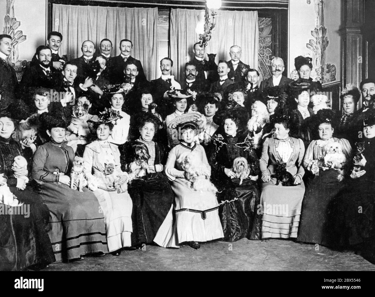 Nel 1909 il club di cani lap, fondato di recente, si è riunito per la prima volta in una riunione pubblica. Ecco una foto dei membri di questa società. Foto Stock