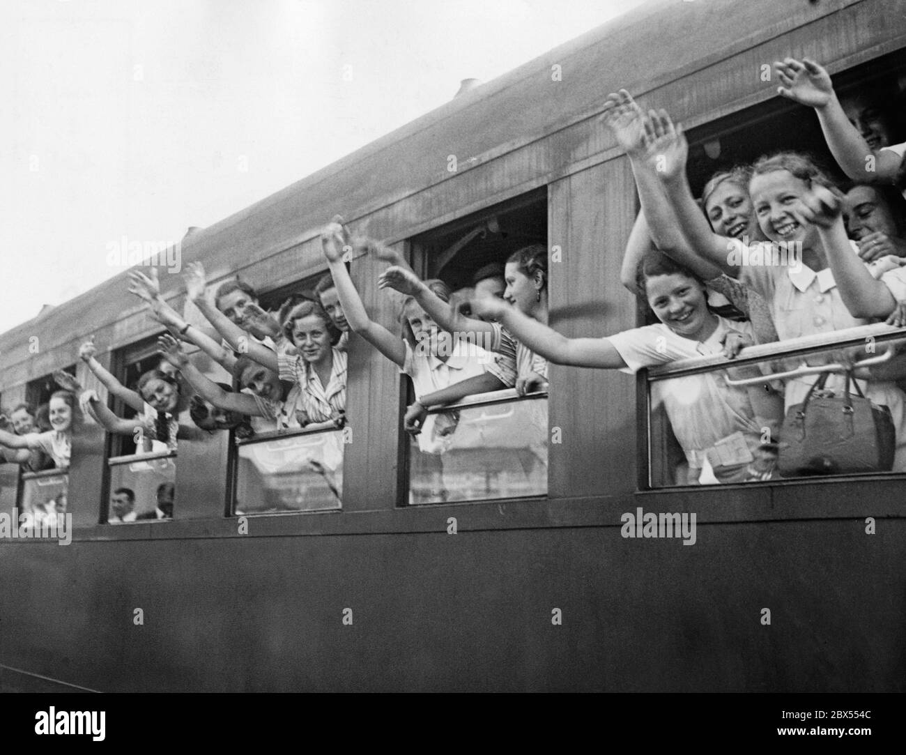 1000 studenti partono al mattino in treno dalla stazione di Szczecin a Copenhagen. Si ondano allegri dal treno quando parte. Gli studenti partecipano al quarto viaggio di Copenaghen, organizzato dall'auptschulverwaltung (Amministrazione generale delle scuole) e dalla Nordische Gesellschaft (Società nordica). Foto Stock