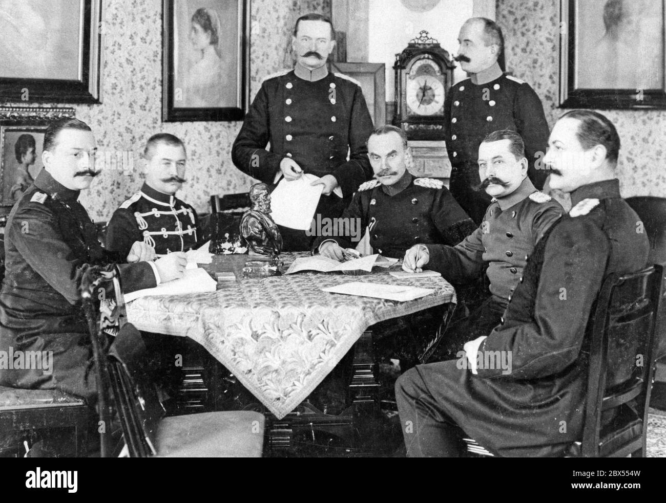 Ufficiale Bernhard II con il suo staff. Tipico quadro del periodo imperiale di Wilhelmine, quando la posizione sociale di un ufficiale era particolarmente alta. Foto Stock