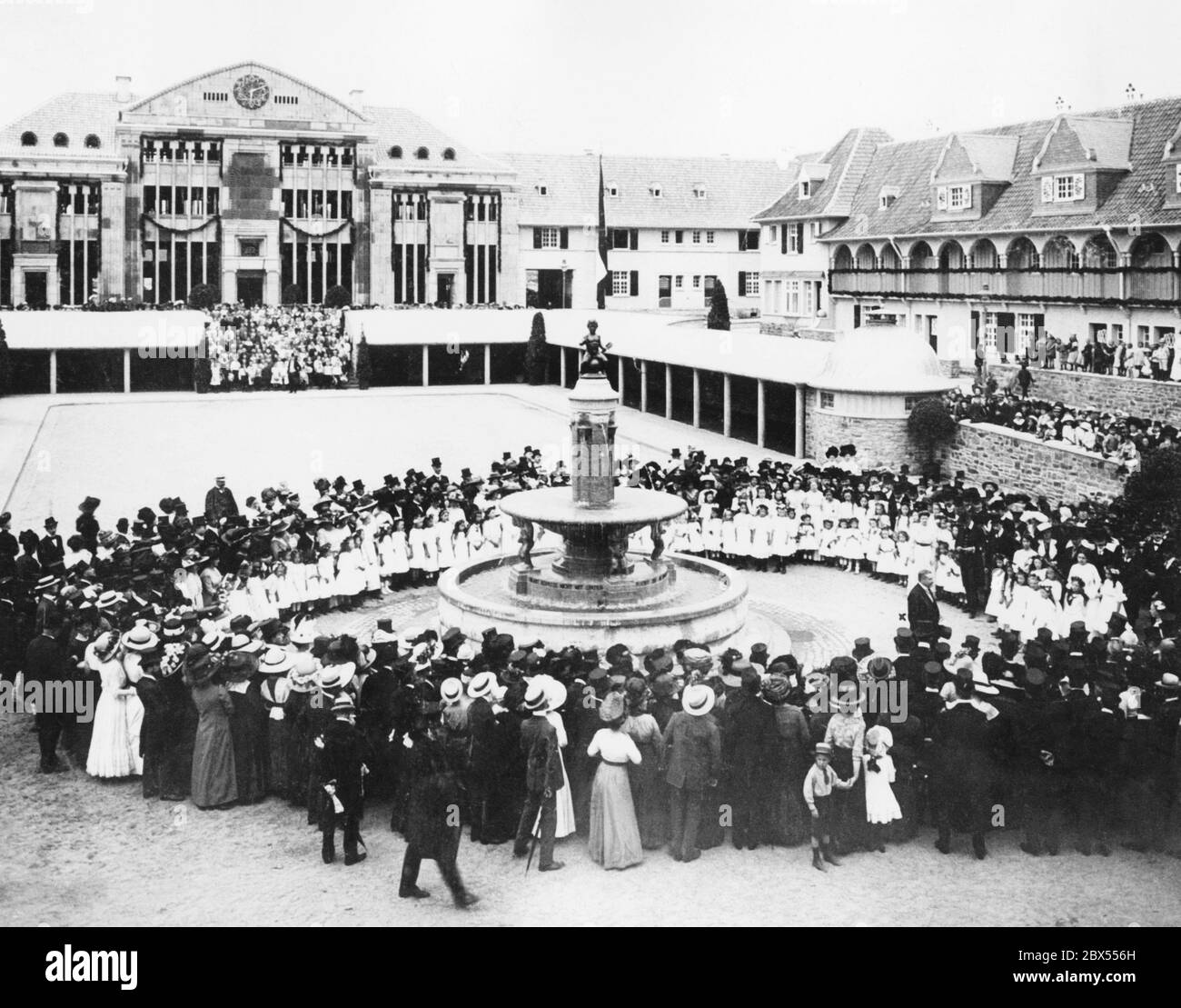 Cerimonia di presentazione della fontana del mercato donata dalla città di Essen per la città giardino Margaretenhoehe alla presenza di Margarete Krupp (a destra, vedi croce), il fondatore della città giardino. Foto Stock
