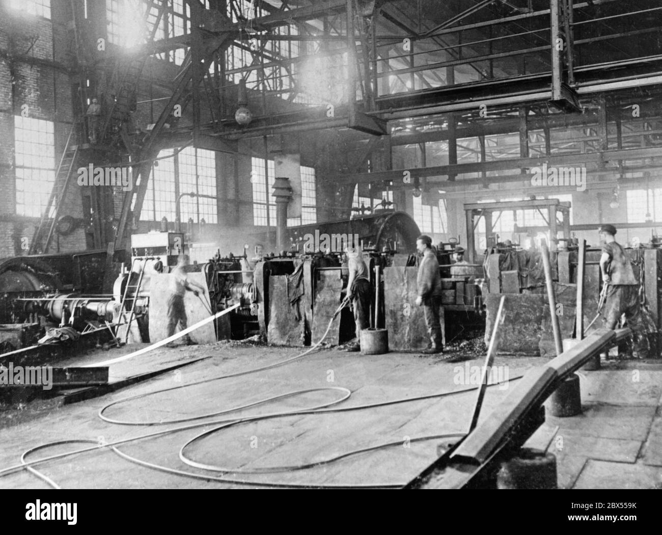 Lavoratori del laminatoio per rotaie leggere, traversine, profilati e ferri da bar al Friedrich-Alfred-Huette in Rheinhausen. Foto Stock