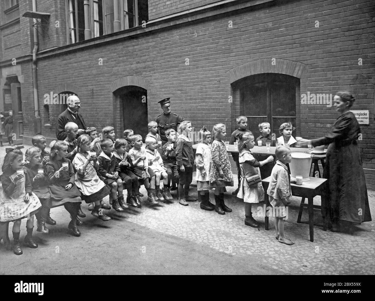 L'Esercito della salvezza distribuisce il latte condensato ai bambini della scuola della comunità di Berlino sulla Niederwallstrasse. Foto Stock