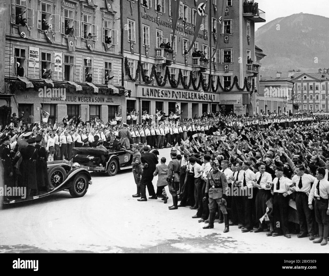 Adolf Hitler visita Salisburgo dopo l'annessione dell'Austria al Reich tedesco. Foto Stock
