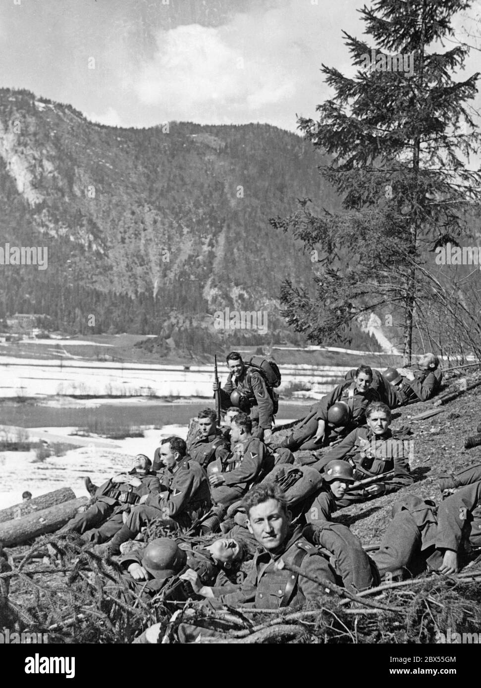 Le truppe tedesche marciano in Austria. Soldati del Reggimento fanteria 61 prenditi una pausa vicino Kufstein. Foto Stock