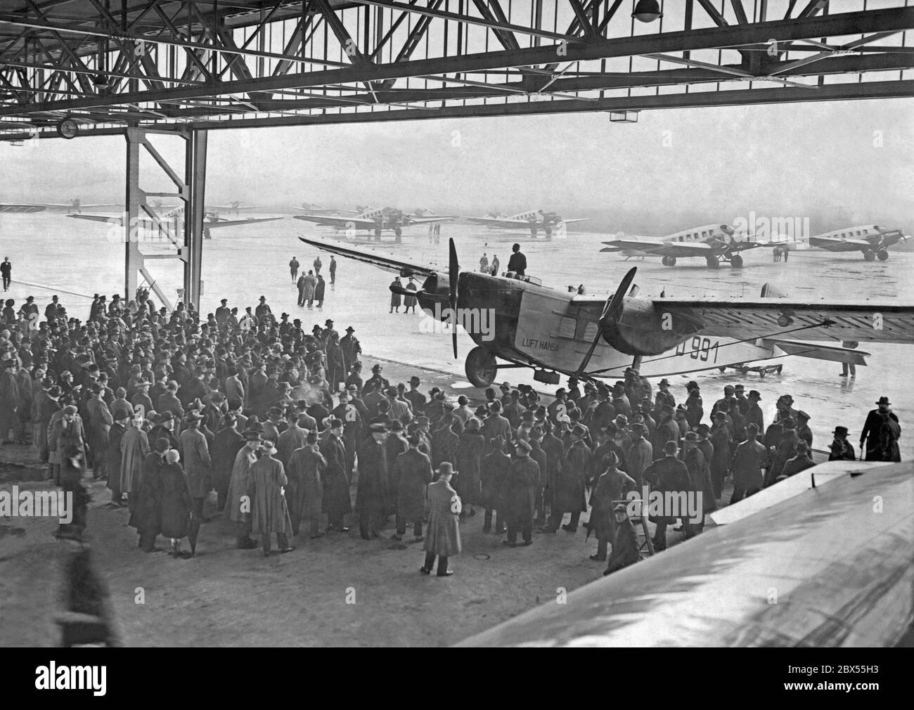 L'immagine mostra il campo d'aviazione Tempelhof il giorno dell'inaugurazione della nuova sede centrale. La foto mostra un Roland Rohrbach Ro VIII in primo piano e Junkers G24 a destra e F13 in background. Foto Stock