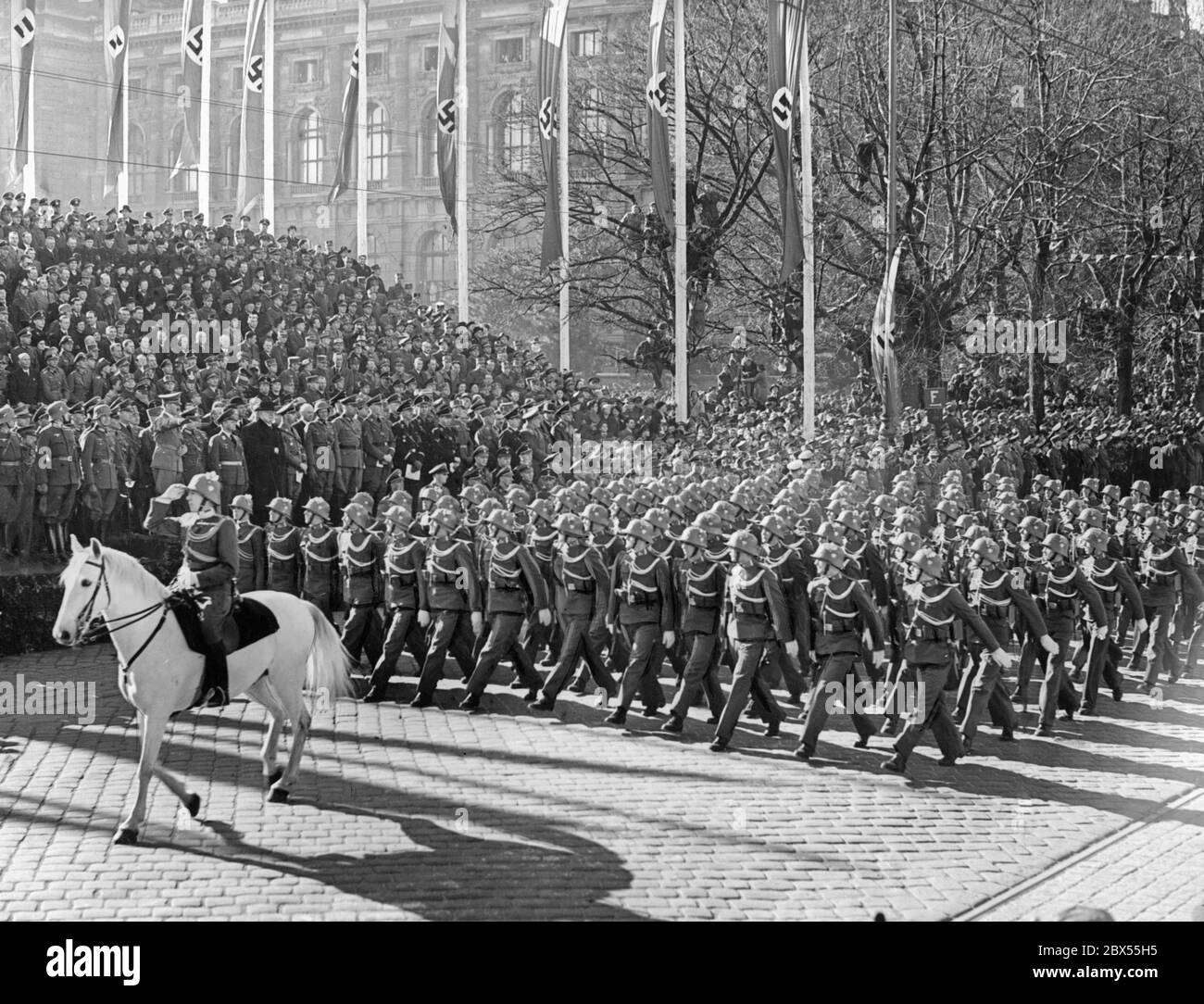 Il Battaglione della Guardia austriaca marchera davanti ad Adolf Hitler. Sulla Heldenplatz a Vienna Hitler annuncia gli Anschluss d'Austria al Reich tedesco. Accanto a Hitler ci sono i generali Fedor von Bock e Alfred Krauss (in abiti civili). Foto Stock