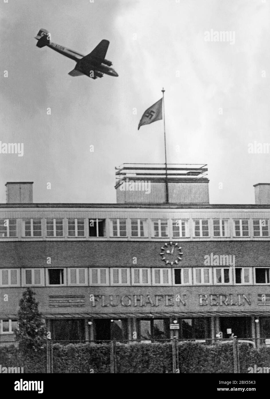 La foto mostra l'atterraggio di un aereo transatlantico, un Focke Wulf 200 'Condor' a quattro motori (numero di identificazione: D-ACON), che atterrò all'aeroporto Tempelhof di Berlino esattamente 20 ore dopo il suo decollo a New York alle 10:03. Foto Stock