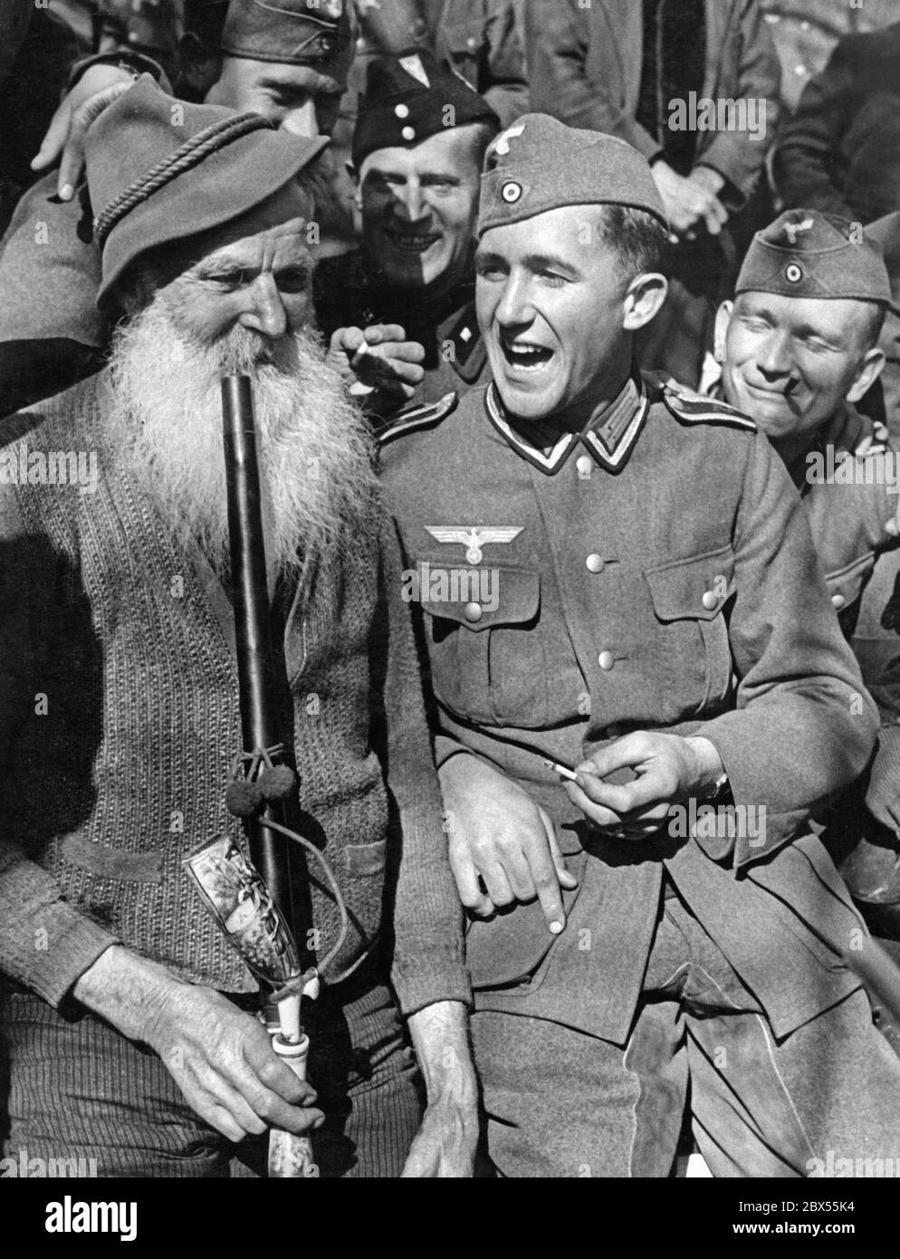 Il tedesco Wehrmacht invade l'Austria. Un soldato parla con un austriaco a Woergl in Tirolo. Foto Stock