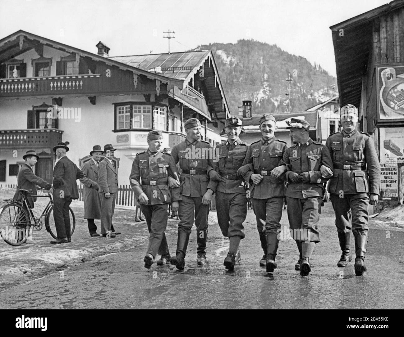 Dopo l'invasione delle truppe tedesche in Austria, i soldati tedeschi camminano attraverso Woergl in Tirolo. Foto Stock