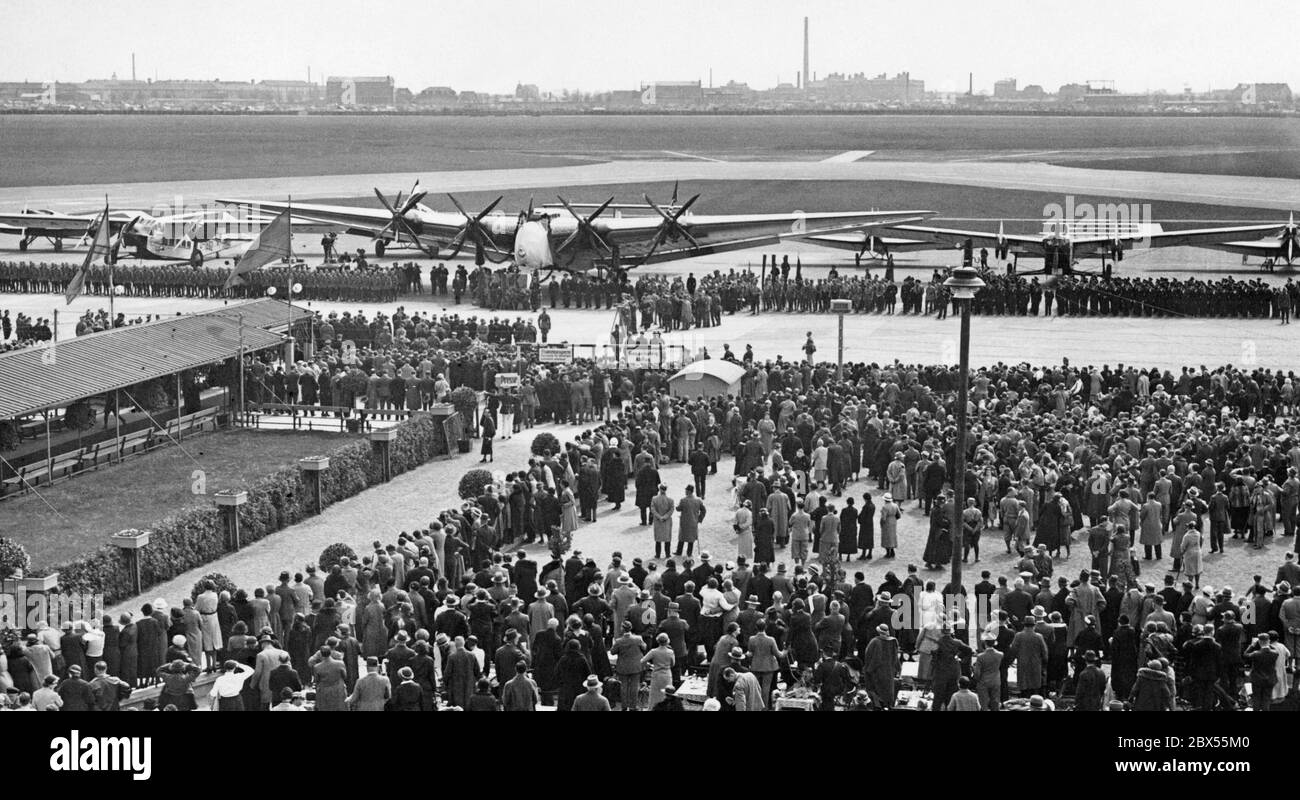Nel 1933 Hermann Goering ha battezzato un Ju G 38 con il nome di 'Paul von Hindenburg' all'aeroporto Berlin-Tempelhof. Paul Hindenburg, Werner von Blomberg, Hermann Goering (che ha battezzato l'aereo) e il ministro degli Esteri di Reich von Neurath erano tutti presenti al battesimo. Con una capacità di 34 passeggeri, il G-38 è stato considerato il più grande aereo del suo tempo. Foto Stock