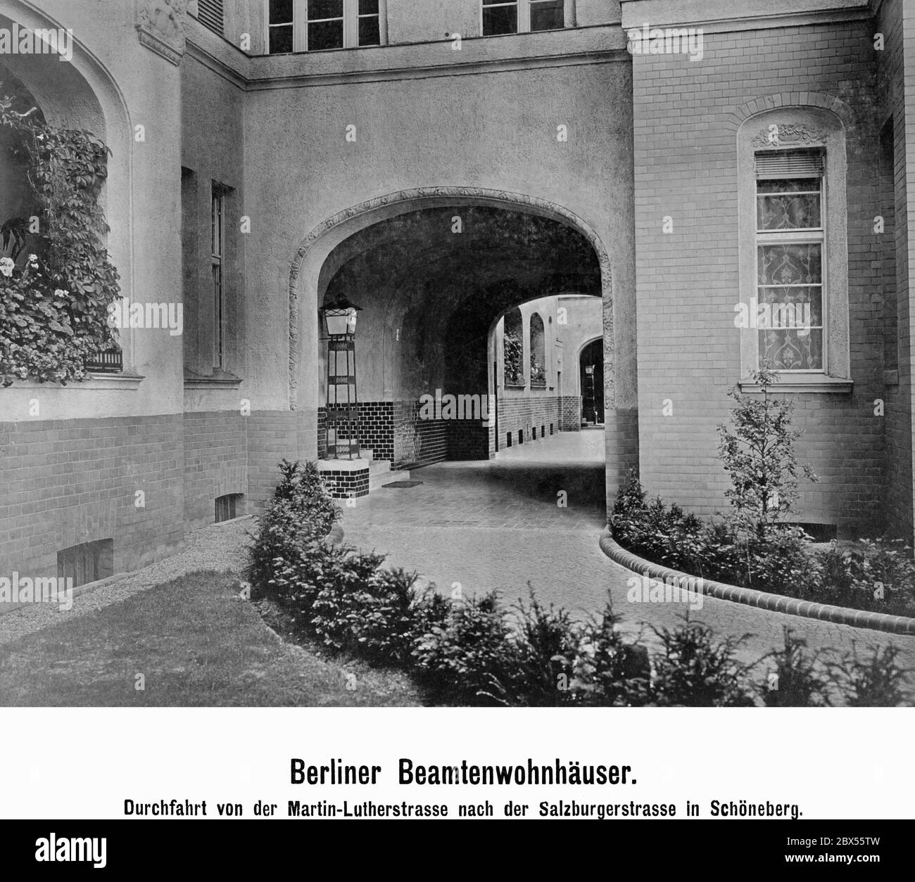 Zona residenziale della classe media di Berlino. Passaggio da Martin-Lutherstrasse a Salzburgerstrasse a Schoeneberg. Foto Stock