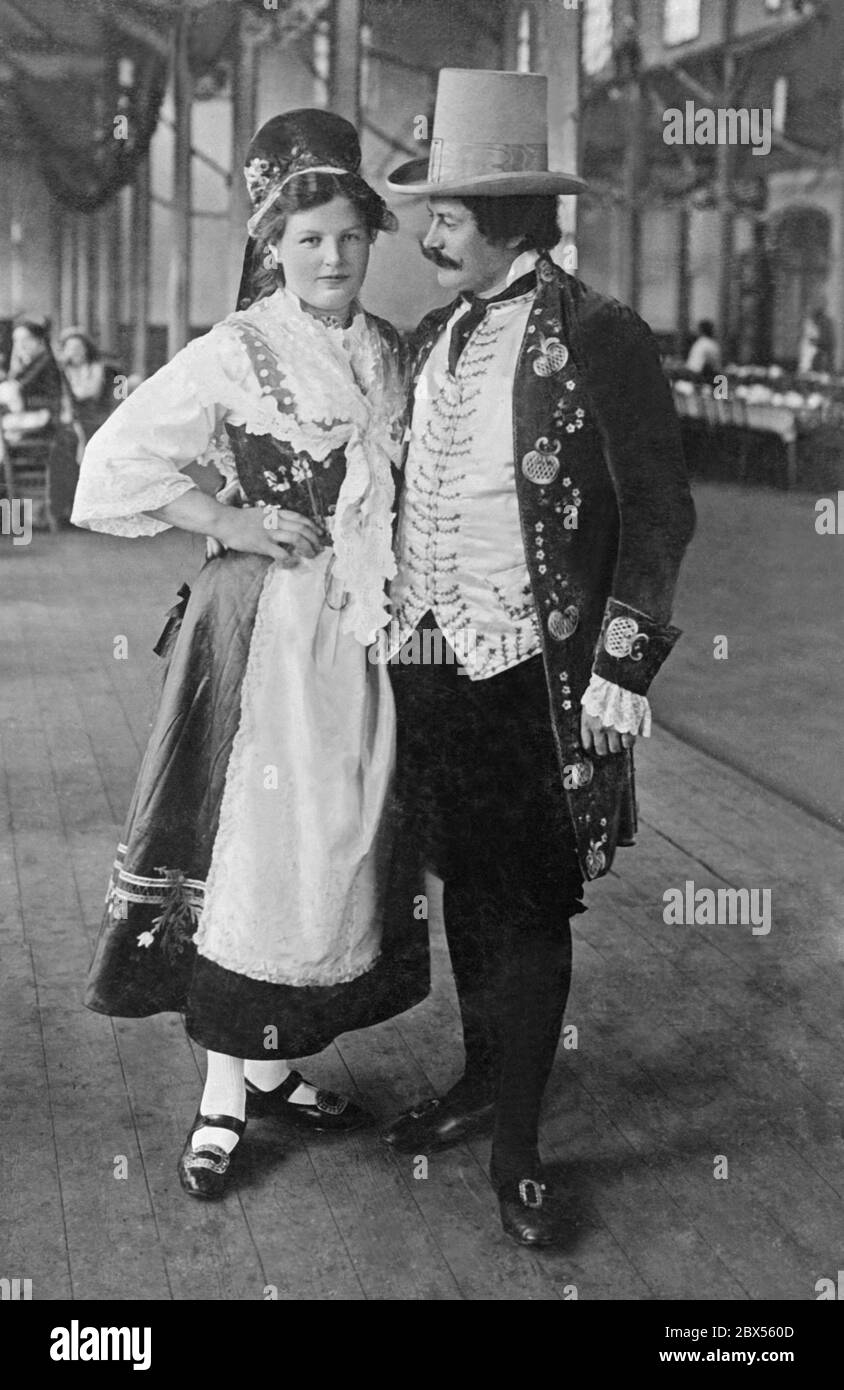 La fotografia mostra una coppia nuziale in costume tradizionale folk dalla regione del Nord Reno in una festa giardino a Dortmund nel 1909. Foto Stock