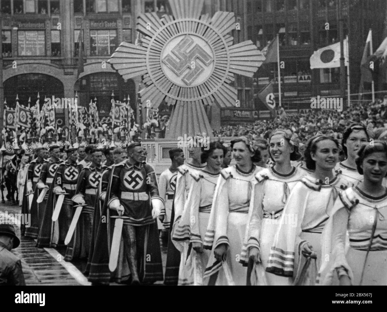 Sfilata dell'organizzazione nazionalsocialista "Strength through joy" attraverso il centro della città in occasione della conferenza statale di Amburgo. (Deulig-Tonwoche Nr. 395) Foto Stock