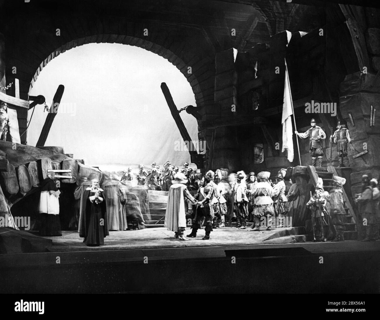 Foto di chiusura dell'opera 'Friedenstag' (Giornata della Pace) del compositore Richard Strauss allo Staatsoper 'Unter den Linden' di Berlino. Foto Stock