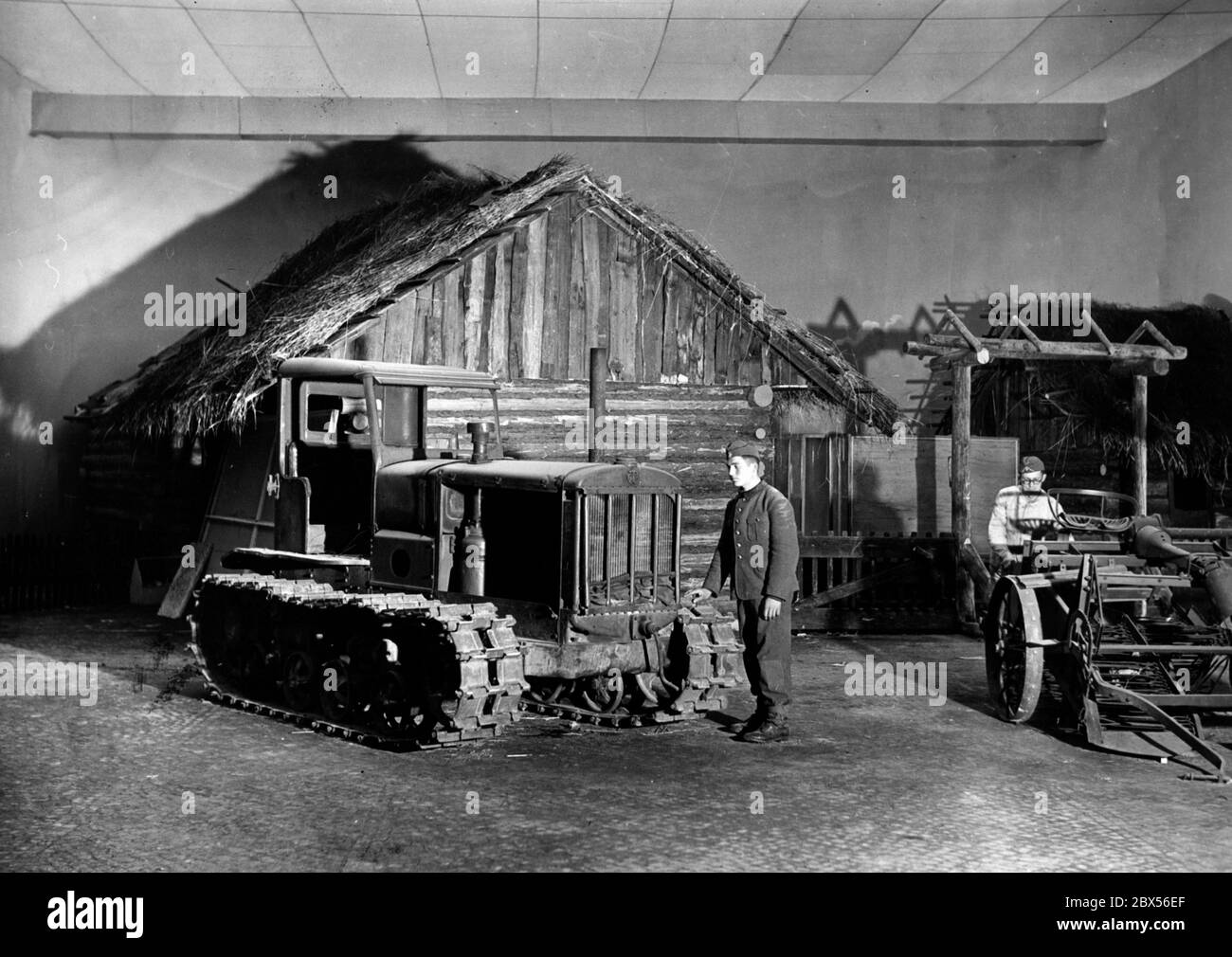 Preparazione della mostra 'il Paradiso sovietico' nel Lustgarten di Berlino: Poco prima del completamento della mostra. Foto Stock