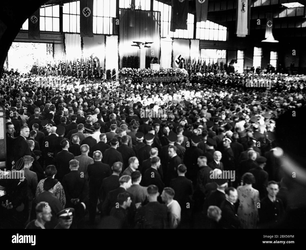 Vista della sala di produzione durante il discorso di Joseph Goebbels in occasione di una chiamata aziendale presso il deposito degli autobus di Berliner Verkehrsbetriebe nella Helmholtzstrasse. Foto Stock