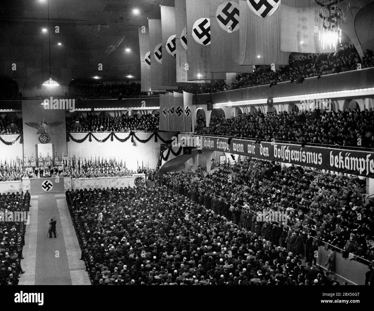 Vista sullo Sportpalast durante un discorso di Joseph Gobbels in occasione di un evento del Gau Berlin. A destra c'è un banner che indica che, quando combattiamo il bolscevismo, proteggiamo l'Europa. Foto Stock