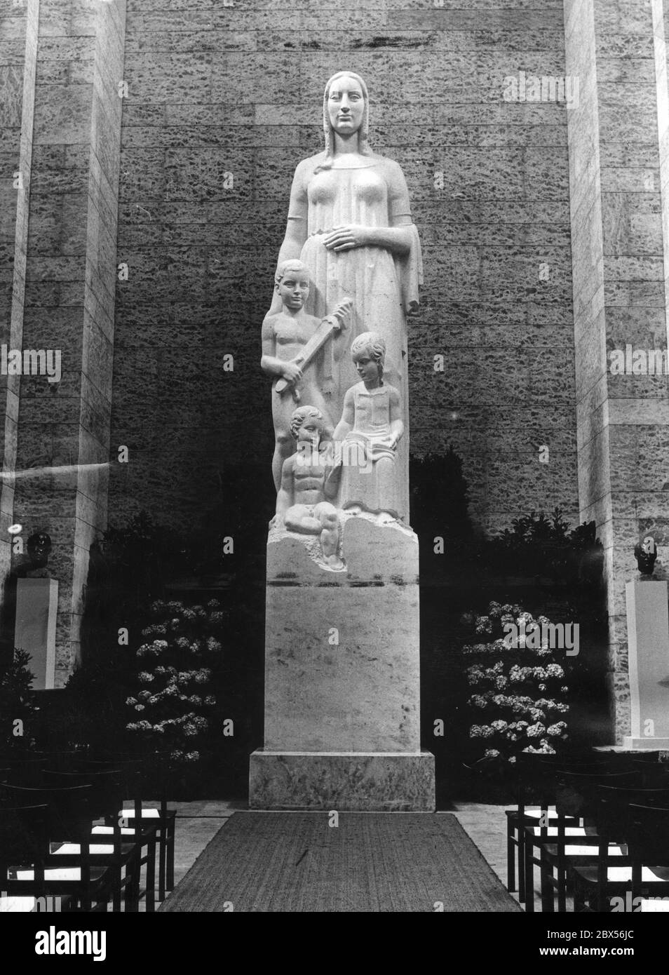 Un monumento della madre tedesca con bambini nella Sala d'onore per la Madre tedesca nella Haus der Deutschen Erziehung (Casa di Educazione tedesca) a Bayreuth. Foto Stock