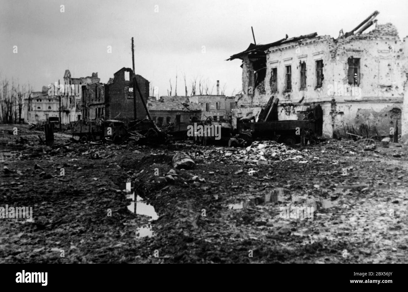 Già all'inizio della battaglia di circondario l'intera città fu distrutta dall'artiglieria. Dopo la fine della battaglia nel maggio 1942, non vi erano più case intatte nel centro della città. Durante la battaglia di Kholm il 'Kampfgruppe Scherer' difese con successo la città per 105 giorni. (Foto PK del corrispondente di guerra Richard Muck, che volò in tasca all'inizio di marzo). Foto Stock