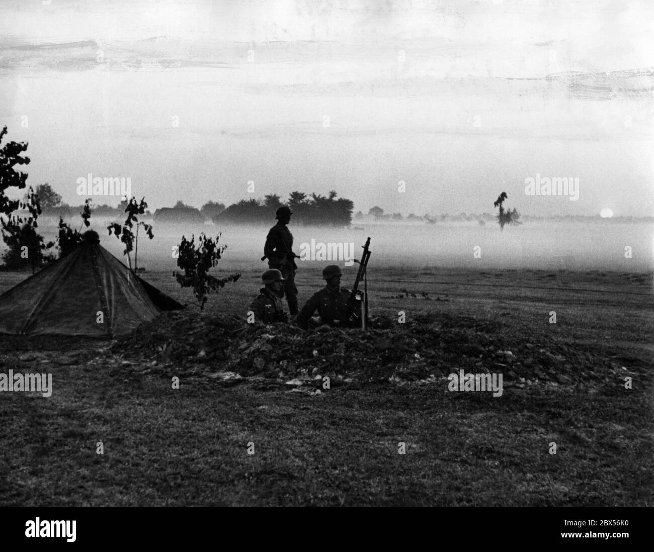 Un gruppo di fantini tedeschi nella nebbia mattutina del 22.06.1941. Al centro della foto c'è un mg-34 per la difesa aerea su treppiede. Foto Stock