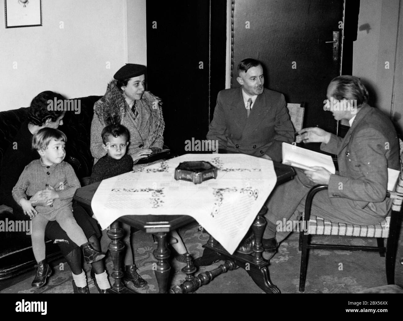I tedeschi provenienti da Egitto, Grecia e Inghilterra si parlano tra loro nel Rueckwanderheim (casa per gli emigranti di ritorno) a Tegel, appartenente all'organizzazione straniera del NSDAP. Foto Stock