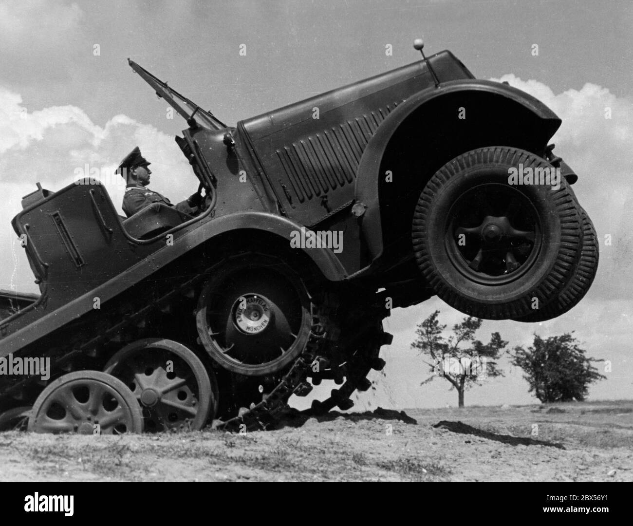 Il reparto di prova per la motorizzazione militare durante la prova su strada di un trattore del tipo SD.Kfz.8 presso la Scuola delle truppe blindate di Wuensdorf. Foto Stock