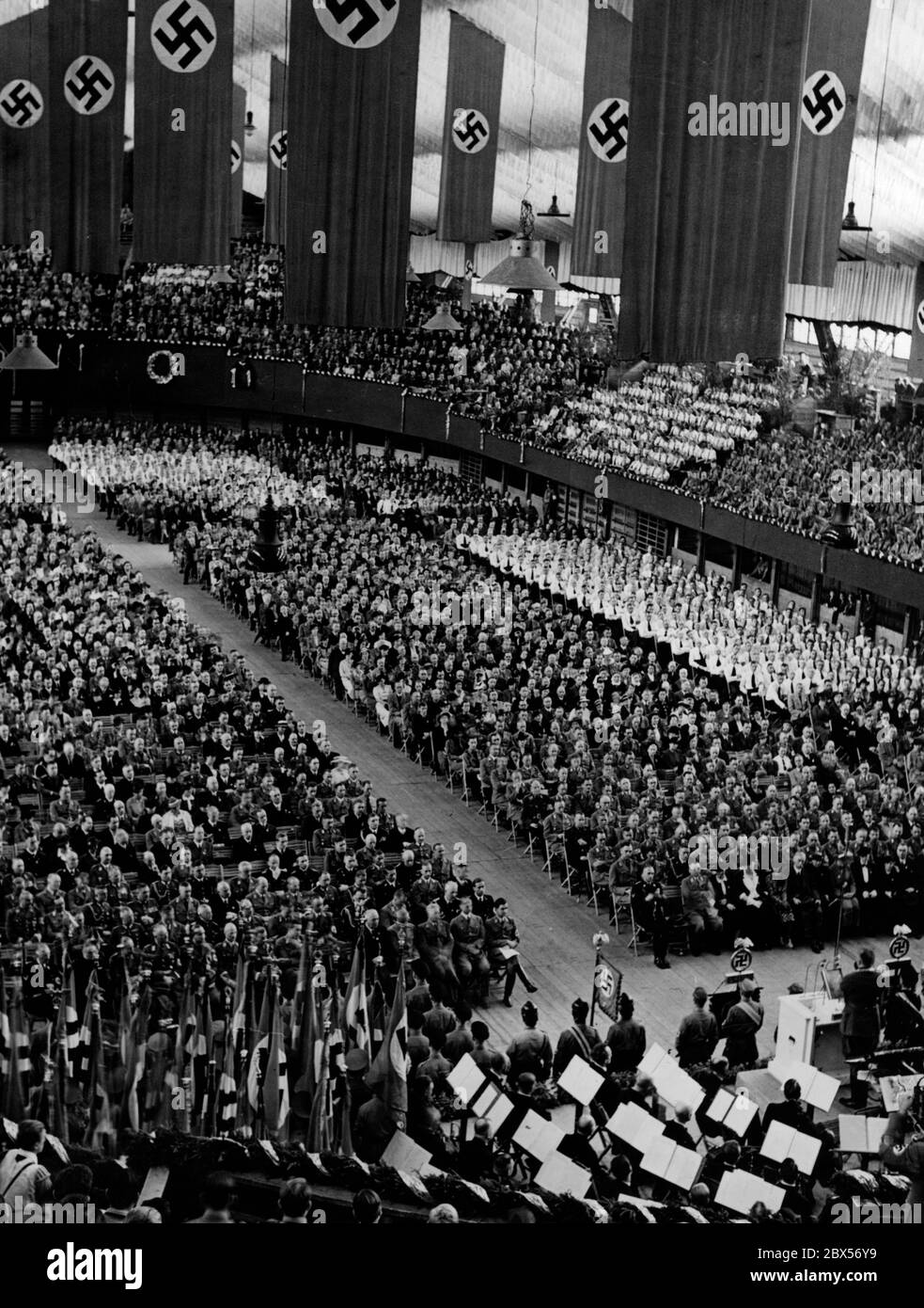 Panoramica dello Stadthalle di Stoccarda durante la cerimonia di apertura del VI Congresso Nazionale delle Associazioni estere (6. Reichstagung der Auslandsverbaende). Foto Stock