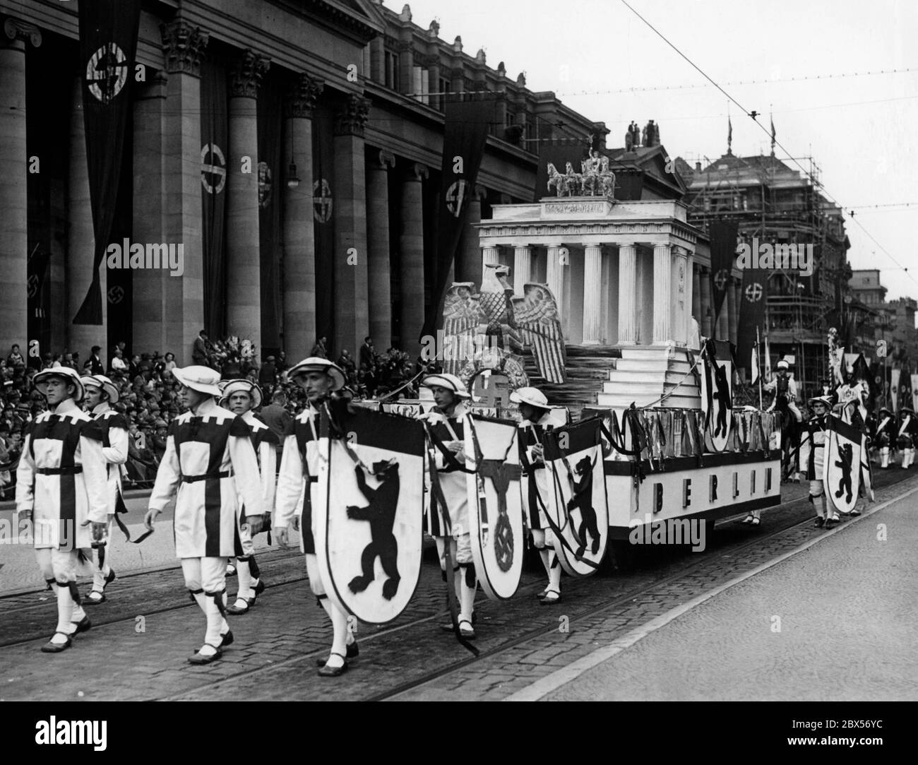Vista della processione in occasione della riunione dell'organizzazione estera della NSDAP a Stoccarda. L'immagine mostra la carrozza della capitale del Reich Berlino con la porta di Brandeburgo, lo stemma nazionale e l'emblema nazionale: L'aquila imperiale con la swastika. Foto Stock
