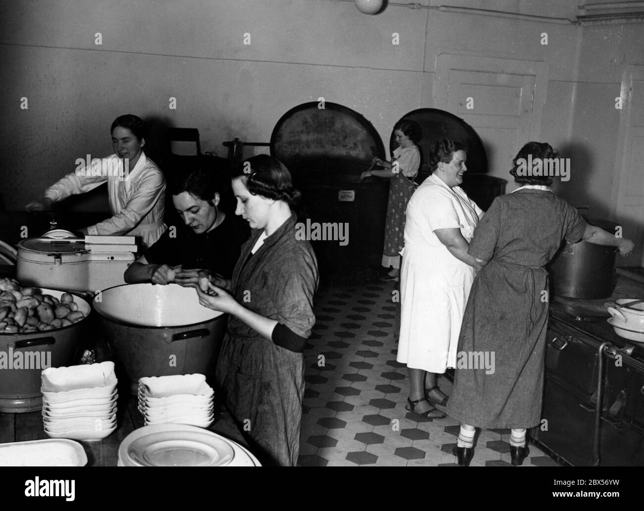 La cucina della casa appena inaugurata per i migranti di ritorno dell'organizzazione straniera NSDAP nell'ex Kurhaus Tegel sul lago Tegel. Foto Stock