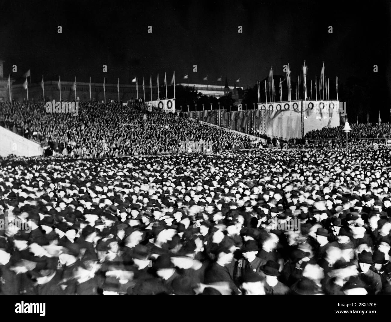 Panoramica durante il rally celebrativo dei tedeschi che vivono all'estero sulla Schlossplatz di Breslau. Foto Stock