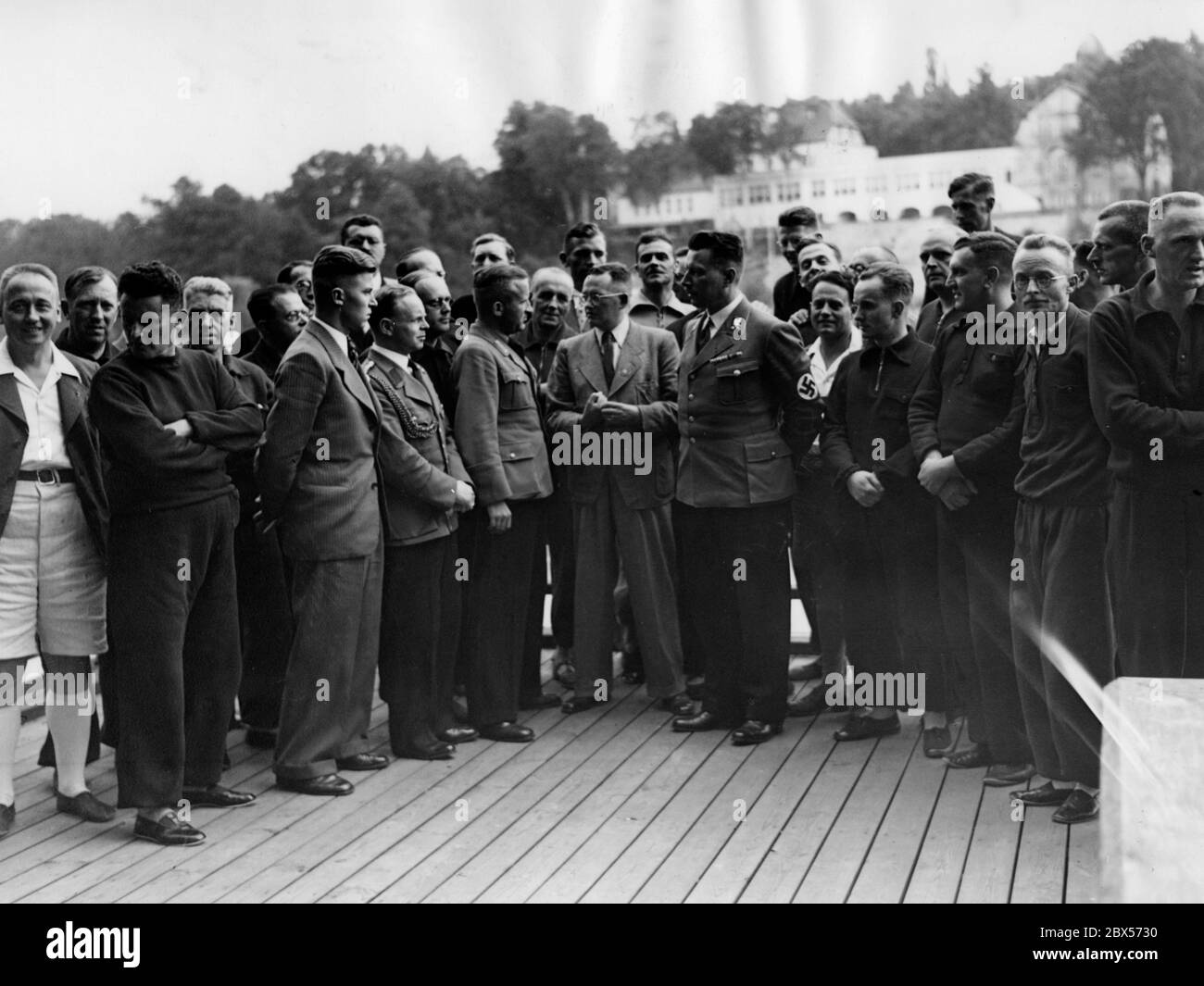 Franz Hueber (in divisa) in conversazione con i partecipanti durante una sessione fotografica, all'apertura del primo corso di politica razziale per i funzionari giudiziari austriaci presso la scuola Reich dell'Ufficio di politica razziale della NSDAP presso il Griebnitzsee di Neubabelsberg. Foto Stock