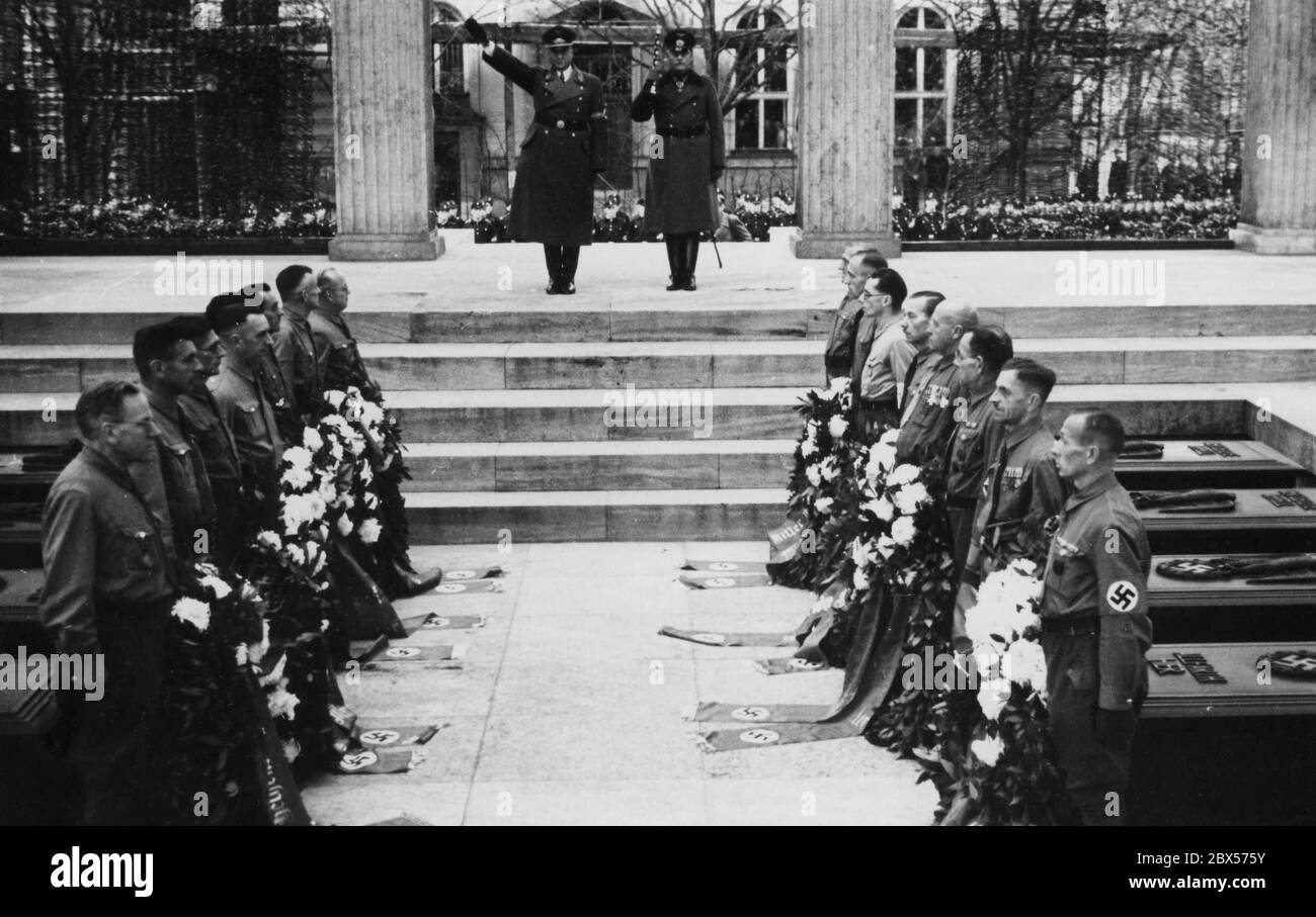 tradizionale marcia il 09 novembre per commemorare i nazisti uccisi nel colpo di Stato Hitler. Prima della cerimonia di deposizione delle corna nell'Ewigen Wache (tempio dell'onore di Koenigsplatz), il galleitro Paul Giesler (a sinistra) e il generale Maresciallo Wilhelm Keitel salutano i partecipanti. Foto Stock