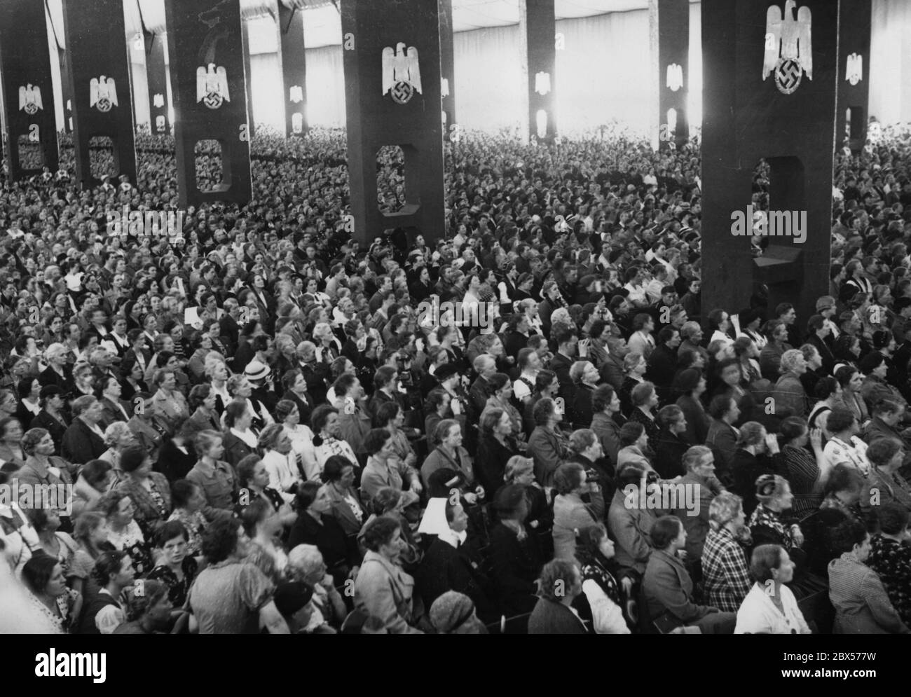 Panoramica dei partecipanti al rally della Lega Nazionale Socialista delle Donne nella Vecchia Sala del Congresso durante il Reich Party Congress of Labour a Norimberga. Foto Stock