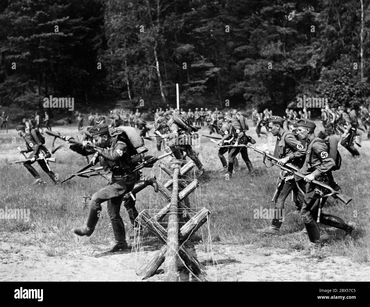 I membri della SA attraversano un ostacolo a filo durante il corso di ostacoli al Reichssportwettkampf (Concorso sportivo nazionale) di Spandau. Foto Stock
