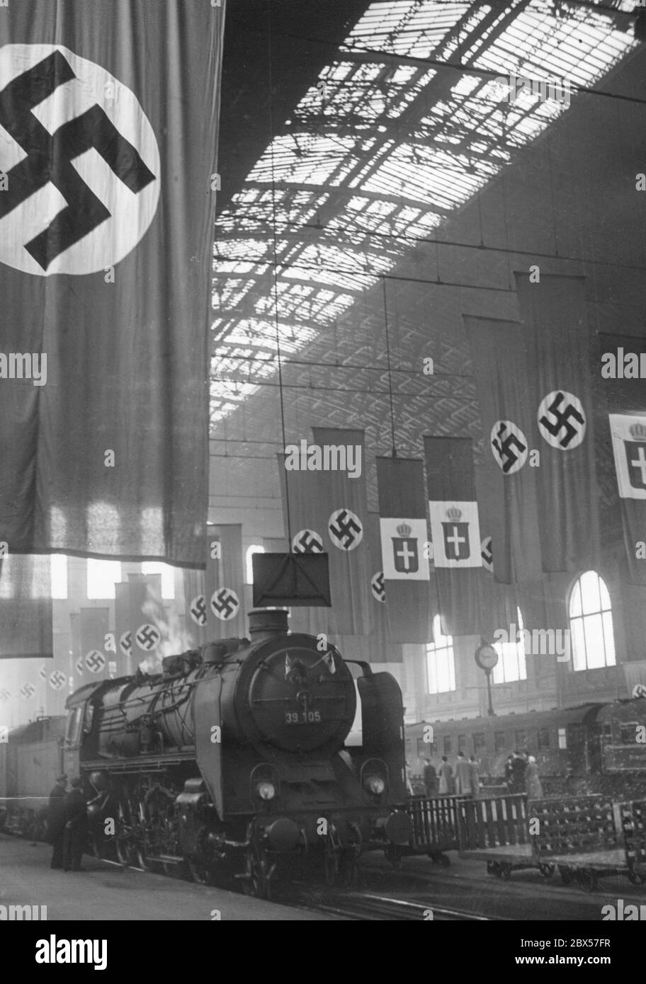 L'Anhalter Bahnhof a Berlino è decorato con stile festivo. Decorazione a bandiera nei colori nazionali tedesco e italiano. Foto Stock