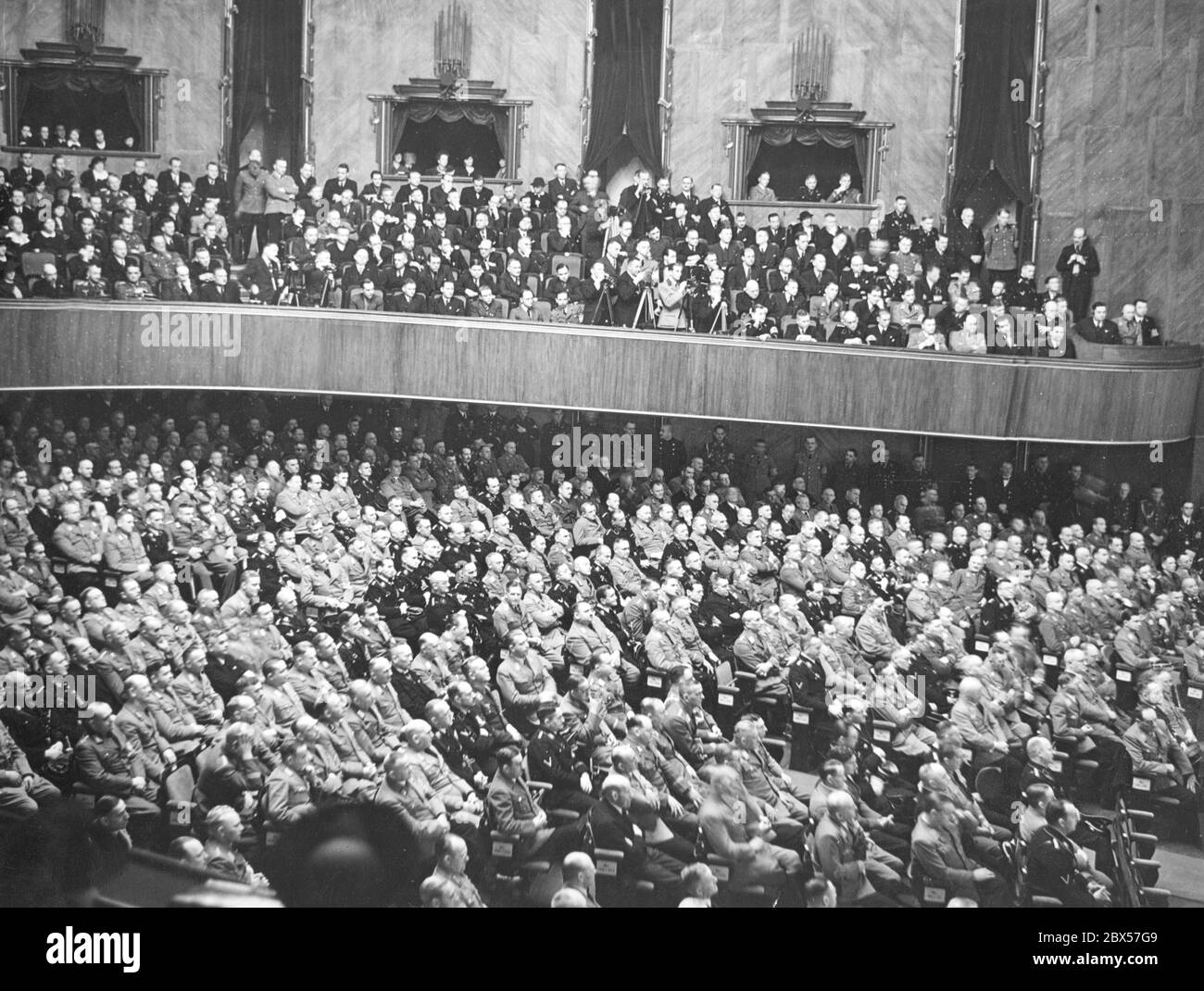 Vista del plenum e dei visitatori durante una sessione di Reichstag. Foto Stock