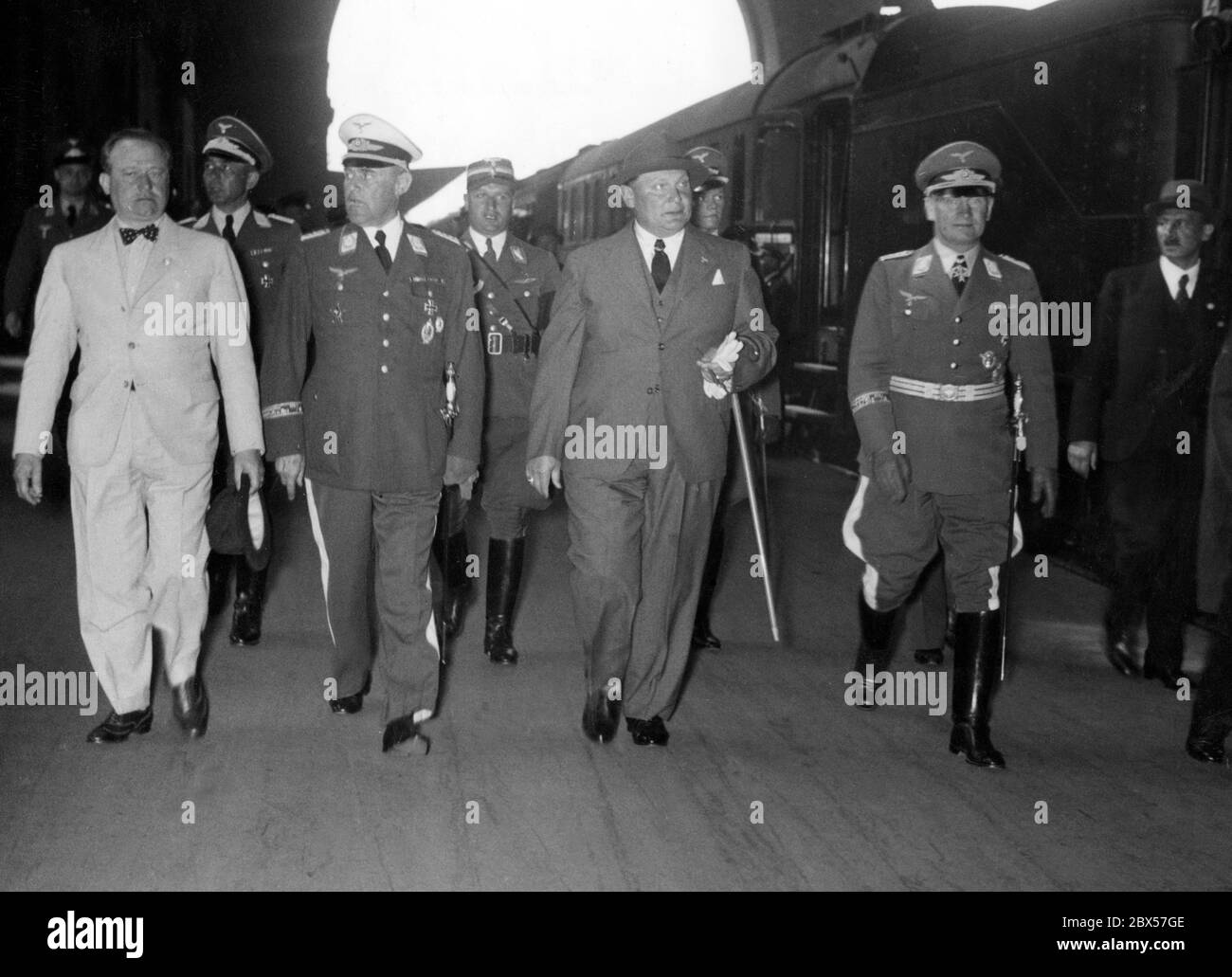 Paul Koerner (Segretario di Stato), Karl Bodenschatz (maggiore Generale e Adjutante di Goering), Hermann Goering (Maresciallo di campo) e Bruno Loerzer (Colonnello Generale) dopo il ritorno di Goering dall'Austria. La foto mostra l'Anhalter-Bahnhof di Berlino Kreuzberg. Loerzer conosceva Goering sin dalla prima guerra mondiale, quando entrambi erano piloti di successo da combattimento. Loerzer ha ricevuto il premio 'pour le Merite' per le sue prime 20 vittorie. La sua carriera fu notevolmente accelerata durante il nazionalsocialismo dalla sua conoscenza con Goering. Foto Stock