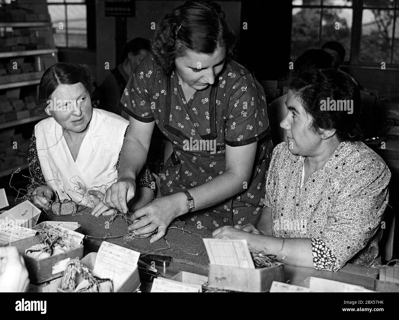 La Lega Nazionale Socialista delle Donne ha reclutato donne per lavorare nel settore degli armamenti. Qui si svolge l'istruzione dei lavoratori reclutati sul posto di lavoro. Foto Stock