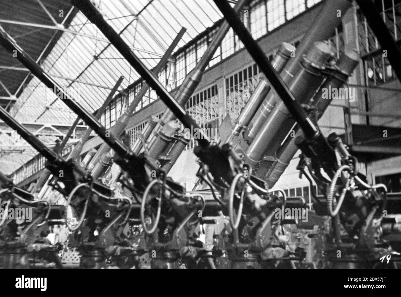 Cannoni antiaerei dei tipi 10.5 cm Flak 38 (sullo sfondo) e un calibro più piccolo in primo piano (probabilmente 3.7 cm Flak 18.37 o 38). Foto Stock