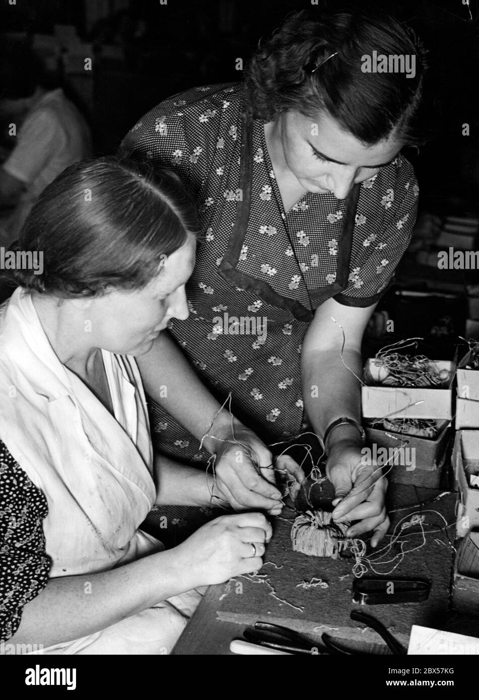 La Lega Nazionale Socialista delle Donne recluterà lavoratori, che sono poi formati come mostrato in questa foto. Foto Stock