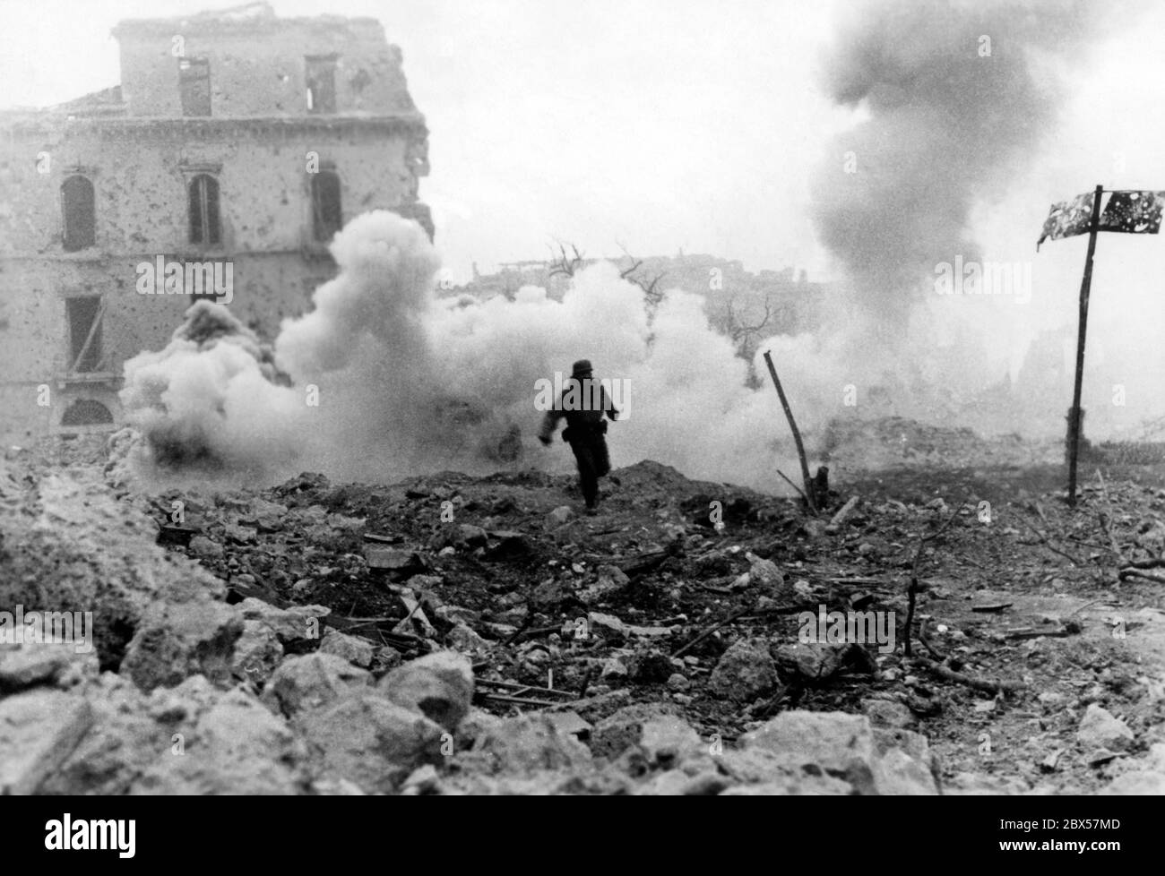 Il cannaiolo di un carro armato tedesco oscurato attraversa il campo di detriti fino al posto di comando. Foto Stock