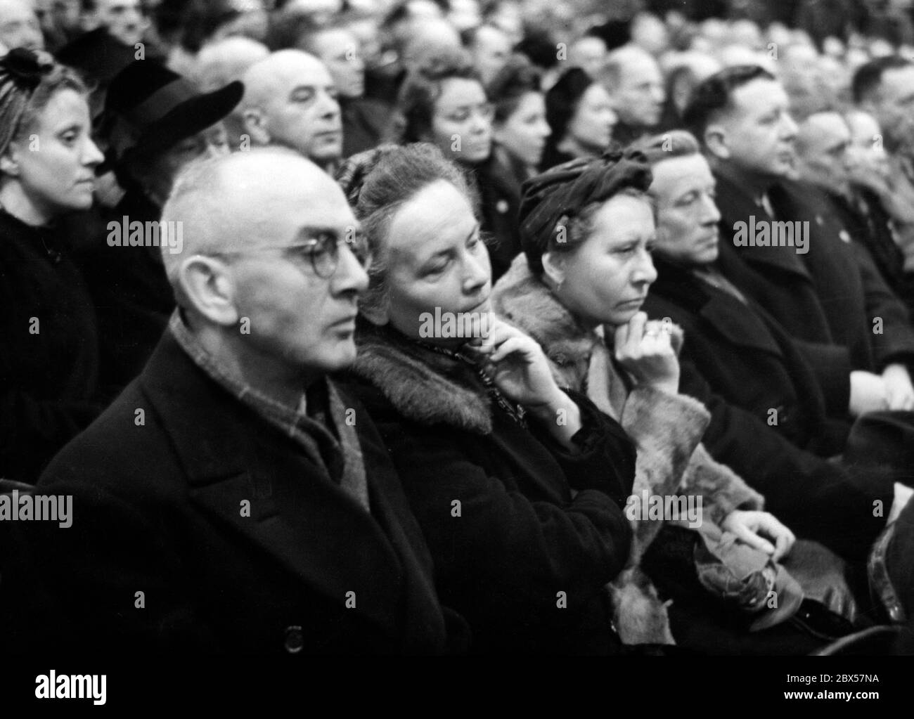 Questa foto mostra alcuni dei partecipanti durante il discorso demagogico del Ministro Reich di Propaganda Joseph Goebbels sulla Guerra totale. Foto: Schwahn Foto Stock